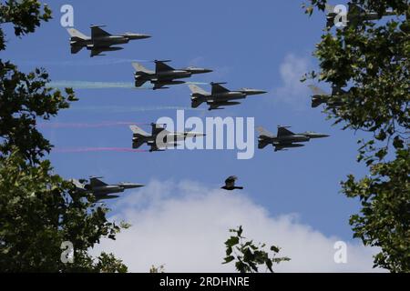 Brüssel, Belgien. 21. Juli 2023. F-16-Flugzeuge fliegen während einer Militär- und Bürgerparade der Feierlichkeiten zum belgischen Nationalfeiertag am 21. Juli 2023 in Brüssel, Belgien. Kredit: Zheng Huansong/Xinhua/Alamy Live News Stockfoto