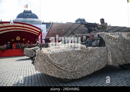 Brüssel, Belgien. 21. Juli 2023. Militärfahrzeuge fahren während einer Militär- und Bürgerparade der Feierlichkeiten zum belgischen Nationalfeiertag am 21. Juli 2023 in Brüssel, Belgien. Kredit: Zheng Huansong/Xinhua/Alamy Live News Stockfoto