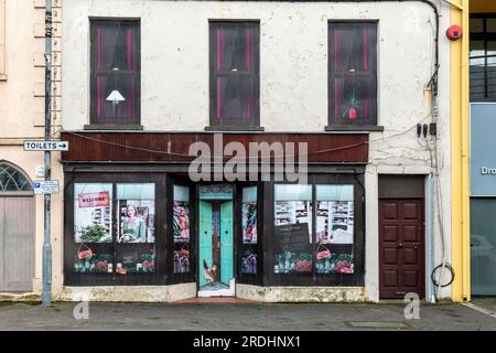 Ein schäbiges, verkleidetes, kleines Geschäft in Rathfriland, Nordirland, Großbritannien. Stockfoto