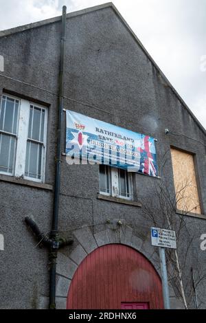 Ein Banner auf dem Markthaus, dem Kirchenplatz, Rathfriland „Rathfriland sagt Nein zur irischen Seegrenze“. Stockfoto