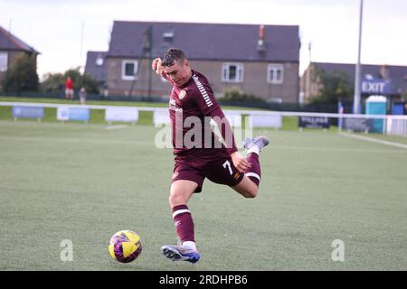 Edinburgh, Großbritannien. 21. Juli 2023. Ainslie Park. Edinburgh. Schottland. Das Herz des Midlothian B Teams gegen Gretna. 21. Juli 2023 Im Lowland League-Spiel zwischen Hearts B und Gretna Hearts schießt Bobby McLuckie, um den 7-0. Sieg in Hearts zu eröffnen ( Kredit: David Mollison/Alamy Live News Stockfoto