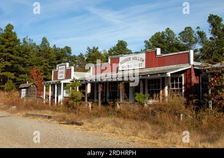 Sobald es sich um ein bedeutendes Geschäft handelt, wird die Booger Hollow Trading Post geschlossen. Herbstblätter und Unkraut nähern sich diesem einst beliebten Zwischenstopp am Ozark Mount Stockfoto