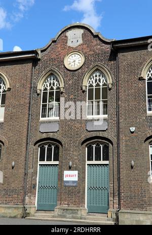 Schild Belfast Jesuit Centre auf dem historischen Schulgebäude in der Donegall Street in Belfast Stockfoto