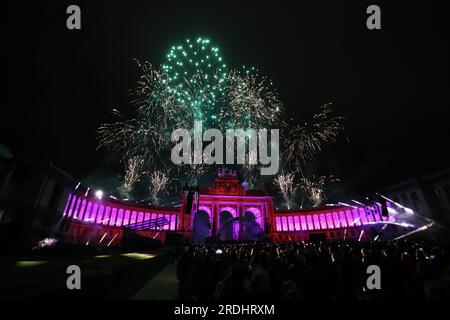 Brüssel, Belgien. 21. Juli 2023. Feuerwerke werden beim Konzert "Belgien Celebrate - Belgie viert feest - La Belgique fait la Fete" im Parc du Cinquantenaire - Jubelpark, am Abend des belgischen Nationalfeiertages, in Brüssel, Freitag, den 21. Juli 2023, gedreht. BELGA FOTO NICOLAS MAETERLINCK Kredit: Belga News Agency/Alamy Live News Stockfoto