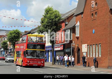 Touristenbus auf der Shankill Road in Belfast Stockfoto