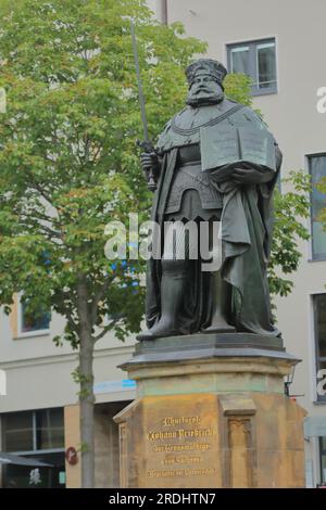 Hanfried-Statue und Denkmal für Johann Friedrich I. von Sachsen, Marktplatz, Jena, Thüringen, Deutschland Stockfoto