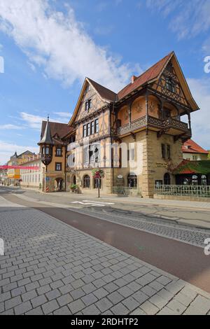 1895 erbautes Fachwerkhaus mit Erkerfenstern und Ornamenten, Meiningen, Thüringen, Deutschland Stockfoto