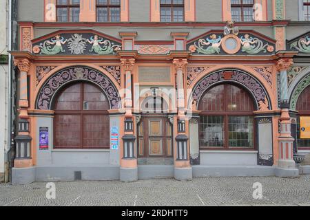 Fassade und Portal mit Ornamenten, Verzierungen des historischen Cranach House im Renaissance-Stil, Marktplatz, Weimar, Deutsche Bank, Weimar, Thüringi Stockfoto