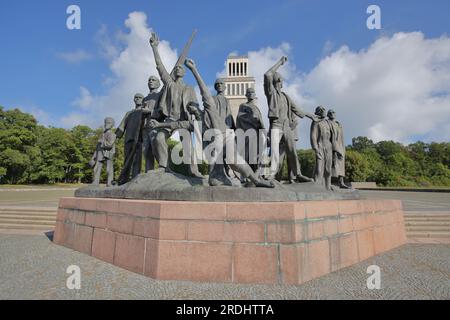 Gruppe von Figuren von Fritz Cremer mit Glockenturm, Denkmal der Nazizeit und Konzentrationslager, Buchenwald-Gedenkstätte, Weimar, Thüringen, Deutschland Stockfoto