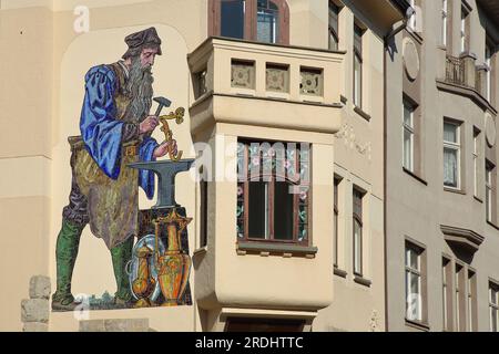 Mauermosaik Goldschmied von Wilhelm Mewes im Jugendstilgebäude, Burgstraße, Greiz, Vogtland, Thüringen, Deutschland Stockfoto