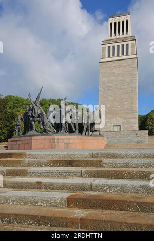 Gruppe von Figuren von Fritz Cremer mit Glockenturm, Denkmal für die Nazizeit und Konzentrationslager, Skulpturen, Buchenwald-Denkmal, Weimar, Thüringen, Stockfoto