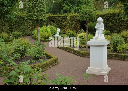 Russischer Garten mit zwei weißen Putti, Palastgärten, Schloss Belvedere, Weimar, Thüringen, Deutschland Stockfoto