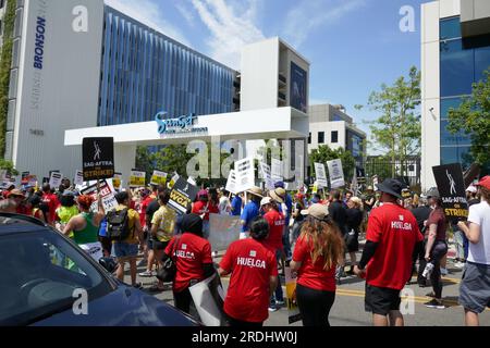 Los Angeles, Kalifornien, USA 21. Juli 2023 SAG-AFTRA- und WGA-Mitglieder und Hotelangestellte gehen am 21. Juli 2023 in Los Angeles, Kalifornien, USA vor den Büros von Netflix in der Streikposten. Foto: Barry King/Alamy Live News Stockfoto