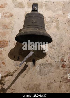 Glocke im Inneren der St.-Nicolaaskapel (Chapelle Saint Nicolas) in Nijmegen, Niederlande Stockfoto