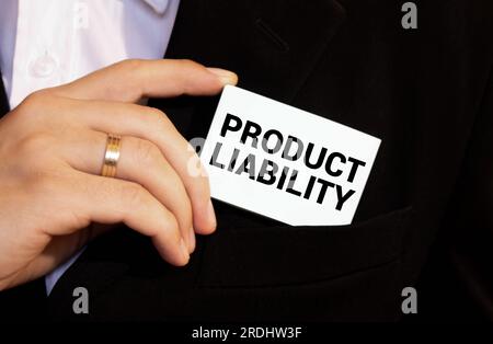 PRODUKTHAFTUNG - Wörter auf einem weißen Blatt mit Ledernotizbüchern, einem Richterhammer und einem Stift Stockfoto