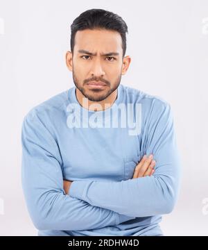 Porträt, wütend und Mann mit verschränkten Armen, frustrierter und verärgerter Typ mit weißem Studiohintergrund. Gesicht, männlicher Mensch und Modell mit Wut Stockfoto