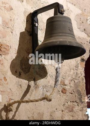 Glocke im Inneren der St.-Nicolaaskapel (Chapelle Saint Nicolas) in Nijmegen, Niederlande Stockfoto