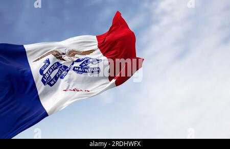 Iowa Staatsflagge, die an klaren Tagen im Wind winkt. Drei vertikale Streifen in Blau, Weiß und Rot, mit einem Weißkopfseeadler in der Mitte. 3D Abbildung RE Stockfoto