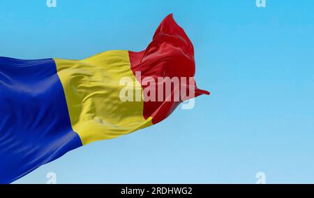 Rumänische Nationalflagge, die an klaren Tagen im Wind winkt. Vertikale Dreifärbung von Blau, Gelb und Rot. Rendern der 3D-Darstellung. Flatternder Stoff Stockfoto