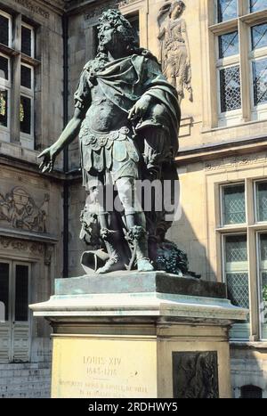 Pariser Statue von König Ludwig XIV. Musée Carnavalet. Gekleidet als römischer Kaiser im Hofmuseum Carnavalet. Französisches historisches Museum zur Stadtgeschichte. Stockfoto