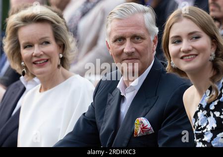 Brüssel, Belgien. 21. Juli 2023. Königin Mathilde von Belgien, König Philippe - Filip von Belgien und Kronprinzessin Elisabeth nehmen am Abend des belgischen Nationalfeiertages im Parc du Cinquantenaire - Jubelpark in Brüssel am Abend des belgischen Nationalfeiertages an dem Konzert und Feuerwerk "Belgie viert" Teil. Freitag, 21. Juli 2023. BELGA FOTO BENOIT DOPPAGNE Kredit: Belga News Agency/Alamy Live News Stockfoto