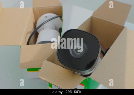 Nahaufnahme der Überwachungskameras in der offenen Box. Schlüsselelemente für eine wirksame Überwachung und Sicherheit. Stockfoto
