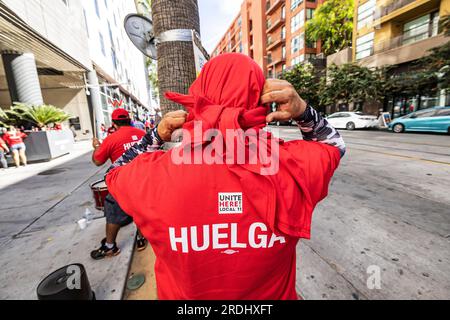 Hollywood, USA. 21. Juli 2023. Vereinigen Sie hier Local 11, LA Hotel und Hospitality-Mitarbeiter, und SAG-AFTRA/WGA, Film- und tv-Autoren und Schauspieler, veranstalten Rallys in Hollywood. Sie marschierten und veranstalteten danach eine Kundgebung in den Sunset Bronson Studios. 7/21/2023 Hollywood, CA., USA (Foto: Ted Soqui/SIPA USA) Kredit: SIPA USA/Alamy Live News Stockfoto