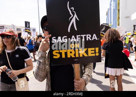 Hollywood, USA. 21. Juli 2023. Vereinigen Sie hier Local 11, LA Hotel und Hospitality-Mitarbeiter, und SAG-AFTRA/WGA, Film- und tv-Autoren und Schauspieler, veranstalten Rallys in Hollywood. Sie marschierten und veranstalteten danach eine Kundgebung in den Sunset Bronson Studios. 7/21/2023 Hollywood, CA., USA (Foto: Ted Soqui/SIPA USA) Kredit: SIPA USA/Alamy Live News Stockfoto