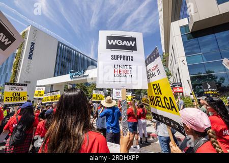 Hollywood, USA. 21. Juli 2023. Vereinigen Sie hier Local 11, LA Hotel und Hospitality-Mitarbeiter, und SAG-AFTRA/WGA, Film- und tv-Autoren und Schauspieler, veranstalten Rallys in Hollywood. Sie marschierten und veranstalteten danach eine Kundgebung in den Sunset Bronson Studios. 7/21/2023 Hollywood, CA., USA (Foto: Ted Soqui/SIPA USA) Kredit: SIPA USA/Alamy Live News Stockfoto