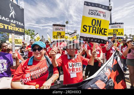 Hollywood, USA. 21. Juli 2023. Vereinigen Sie hier Local 11, LA Hotel und Hospitality-Mitarbeiter, und SAG-AFTRA/WGA, Film- und tv-Autoren und Schauspieler, veranstalten Rallys in Hollywood. Sie marschierten und veranstalteten danach eine Kundgebung in den Sunset Bronson Studios. 7/21/2023 Hollywood, CA., USA (Foto: Ted Soqui/SIPA USA) Kredit: SIPA USA/Alamy Live News Stockfoto