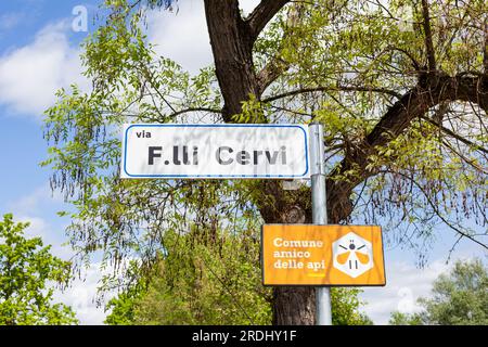 Gattatico, Reggio Emilia, Italien - 25. April 2023: Nahaufnahme italienischer Straßenschilder, die den Cervi-Brüdern gewidmet sind, von einem Erschießungskommando hingerichtet. Symbol Stockfoto