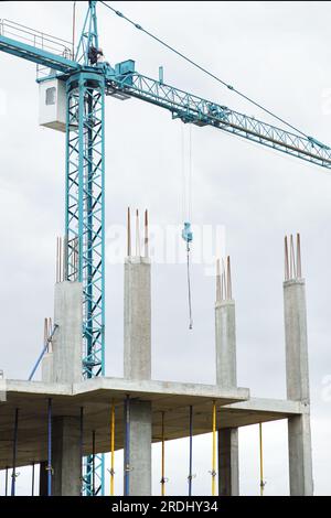 Unvollständige Bauarbeiten, Bauarbeiten, Wandbau, Baustelle, Fundamente aus Stahlbau Stockfoto