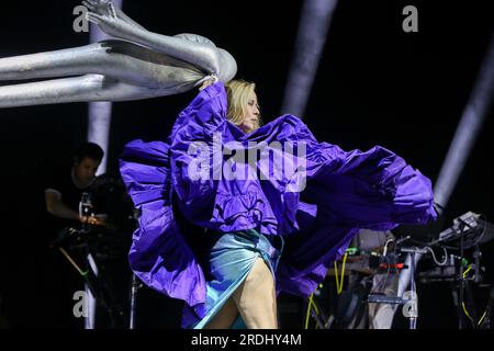 21. Juli 2023. Jodrell Bank, Cheshire, Großbritannien. Der irische Sänger/Songwriter Róisín Murphy tritt live auf der Lovell-Bühne auf und spielt die Schlagzeilen des Bluedot Festivals 2023. Stockfoto