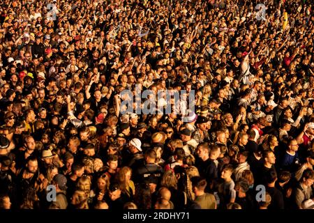 Weeze, Deutschland. 21. Juli 2023. Besucher des Festivals sind vor der Hauptbühne überfüllt. PAROOKAVILLE ist eines der größten Elektro-Festivals in Europa. Das Konzept hinter dem Festival ist eine Stadt, die nur zum Feiern erbaut wurde. Kredit: Christoph Reichwein/dpa/Alamy Live News Stockfoto