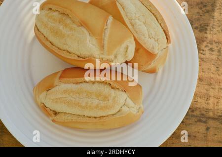 Frisches und appetitliches französisches Brot, das zu jeder Tageszeit serviert wird. Stockfoto