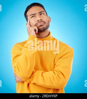 Denk, Idee und junger Mann in einem Studio mit Zweifel, Verwirrung oder Wahlfreiheit. Problemlösung, Traum und indisches männliches Modell-Brainstorming Stockfoto