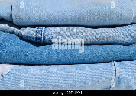 Nahtlinien in einer Nahaufnahme aus Jeans-Material. Unverzichtbares Element zur Veranschaulichung von Mode- und Stilkonzepten. Stockfoto