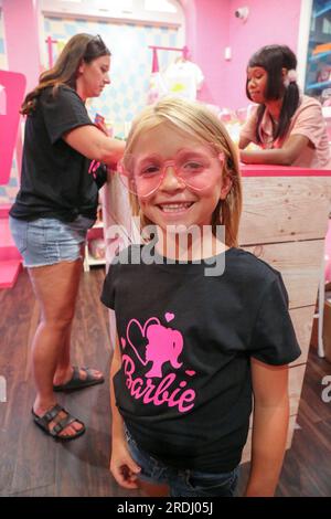 Barbiepuppen und Accessoires sind im Souvenirladen des neu eröffneten Malibu Barbie Caf Chicago erhältlich, das sich am 21. Juli 2023 auf der cityÕs nahe der West Side befindet. Die caf hat Barbie-Themen wie eine lebensgroße Barbie Spielzeugbox, eine Malibu Skateboarde, Ein Barbie-Telefon, einen beweglichen Wellenbogen und die caf dcor ist pink. Das Caf ist bis Oktober geöffnet. (Foto: Alexandra Buxbaum/Sipa USA) Guthaben: SIPA USA/Alamy Live News Stockfoto