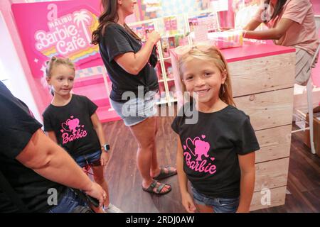 Barbiepuppen und Accessoires sind im Souvenirladen des neu eröffneten Malibu Barbie Caf Chicago erhältlich, das sich am 21. Juli 2023 auf der cityÕs nahe der West Side befindet. Die caf hat Barbie-Themen wie eine lebensgroße Barbie Spielzeugbox, eine Malibu Skateboarde, Ein Barbie-Telefon, einen beweglichen Wellenbogen und die caf dcor ist pink. Das Caf ist bis Oktober geöffnet. (Foto: Alexandra Buxbaum/Sipa USA) Guthaben: SIPA USA/Alamy Live News Stockfoto