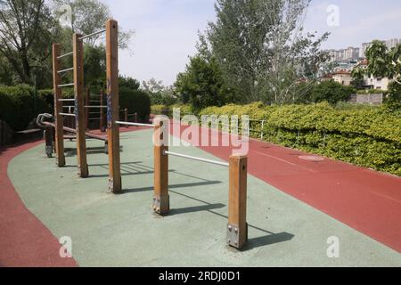 Fitnessgeräte auf der Outdoor-Sportstrecke im Naturpark in Istanbul, Türkei. Stockfoto