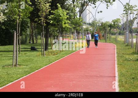 ISTANBUL, TÜRKEI - 13. MAI: Am 13. Mai 2019 in Istanbul, Türkei, laufen Menschen auf einer Outdoor-Sportstrecke. Stockfoto