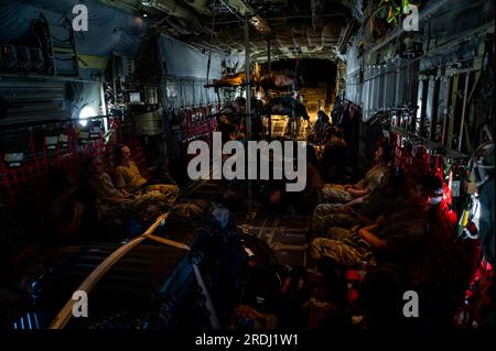 Flugzeuge, die der 315. Evakuierungsschwadron und 60. AES zugeteilt wurden, trainieren auf einem C-130 Hercules am Yokota Air Base, Japan, am 17. Juli 2023, zur Unterstützung von Mobility Guardian 2023. MG23 ist ein multilaterales Unterfangen mit sieben teilnehmenden Ländern: Australien, Kanada, Frankreich, Japan, Neuseeland, Großbritannien und die Vereinigten Staaten – Betrieb von etwa 70 Mobilitätsflugzeugen an mehreren Standorten, die sich vom 5. Juli bis zum 21. Juli über einen 3.000-Meilen-Übungsbereich erstrecken. Unsere Verbündeten und Partner sind eine unserer größten Stärken und ein wichtiger strategischer Vorteil. MG23 ist eine Gelegenheit Stockfoto