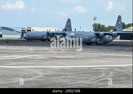 Zwei US-Dollar Air Force HC-130J Combat King IIS wird auf der Fluglinie während des Trainings Cope Thunder 23-2 am Clark Air Base, Philippinen, am 10. Juli 2023 ausgestellt. Die Ausbildung zusammen mit unseren Kollegen bei der philippinischen Luftwaffe ermöglicht es uns, eine gemeinsame Vision der Aufrechterhaltung von Sicherheit, Stabilität, Wohlstand und Frieden im gesamten Indo-Pazifik zu demonstrieren. (USA Air Force Foto von Senior Airman William Turnbull) Stockfoto