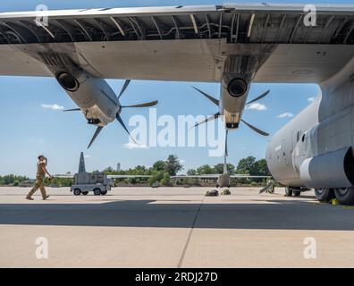 USA Air Force Tech. Sgt. Hayden Thomas, 37. Airlift Squadron Loadron, führt am 18. Juli 2023 am Luftwaffenstützpunkt Ramstein, Deutschland, Vorfluginspektionen an einem C-130J Super Hercules-Flugzeug durch. Die 37. AS führt regelmäßig Schulungsflüge durch, um sicherzustellen, dass sie jederzeit auf die Stromversorgung über das Global Gateway vorbereitet sind. (USA Air Force Photo von Staff Sgt. Megan M. Beatty) Stockfoto