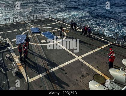 KORALLENSEE (18. Juli 2023) Seeleute an Bord des Arleigh-Burke-Class-Guided-Missile Destroyers USS Rafael Peralta (DDG 115) bekämpfen einen simulierten Brand auf dem Cockpit während einer Flugzeugfeuerlöschübung. Rafael Peralta ist der Task Force 71/Destroyer Squadron (DESRON) 15, der größten nach vorn verlegten DESRON der Marine, und der Hauptstreitkraft der US-7.-Flotte zugewiesen. (USA Marinefoto von Mass Communication Specialist 2. Class Colby A. Mothershead) Stockfoto