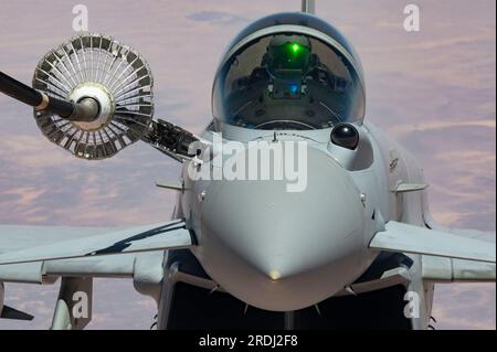 A Royal Air Force Eurofighter Typhoon FGR4 betankt aus einem KC-10 Extender, der der 908. Expeditionary Air Tanken Squadron während Yellow Sands, der C-UAS-Übung (Counter-Unmanned Aircraft Systems) in Südwestasien, zugewiesen wurde, 20. Juli 2023. Ziel der Übung war es, die Sicherheit der Einsatzkräfte und den Erfolg laufender Missionen zu gewährleisten, indem die kollektiven Kapazitäten zur Erkennung, Verfolgung und Neutralisierung von UAS-Bedrohungen gestärkt wurden. (USA Air Force Foto von Staff Sgt. Emily Farnsworth) Stockfoto