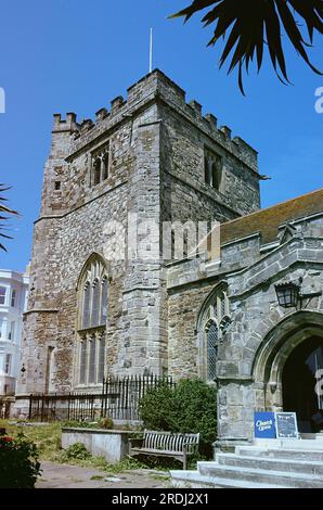 Eingang und Turm der St. Clements Kirche, Hastings Altstadt, East Sussex, Großbritannien Stockfoto