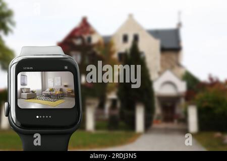 Heim-Sicherheitssystem. Moderne Smartwatch mit Raumbild durch CCTV-Kamera im Vergleich zum Haus, Collage-Design Stockfoto