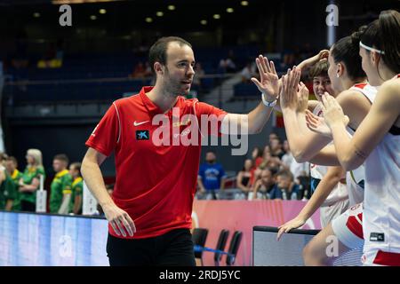 Madrid, Madrid, Spanien. 21. Juli 2023. BERNAT CANUT, Trainer von Spanien, der Sieg seiner Mannschaft mit seinen Spielern im Viertelfinale der FIBA U19 Frauen Basketball-Weltmeisterschaft Spanien 2023 im WiZink Center, Madrid, Spanien. (Kreditbild: © Oscar Ribas Torres/ZUMA Press Wire) NUR ZUR REDAKTIONELLEN VERWENDUNG! Nicht für den kommerziellen GEBRAUCH! Stockfoto