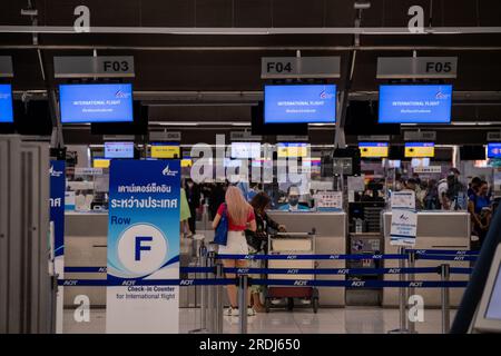 Bangkok, Thailand. 22. Juli 2023. Passagiere checken in der internationalen Abflughalle am Suvarnabhumi Airport in Bangkok ein. Internationale Reisen am Suvarnabhumi Airport (BKK) in Bangkok, Thiland am 22. Juli 2023. Kredit: Matt Hunt/Neato/Alamy Live News Stockfoto